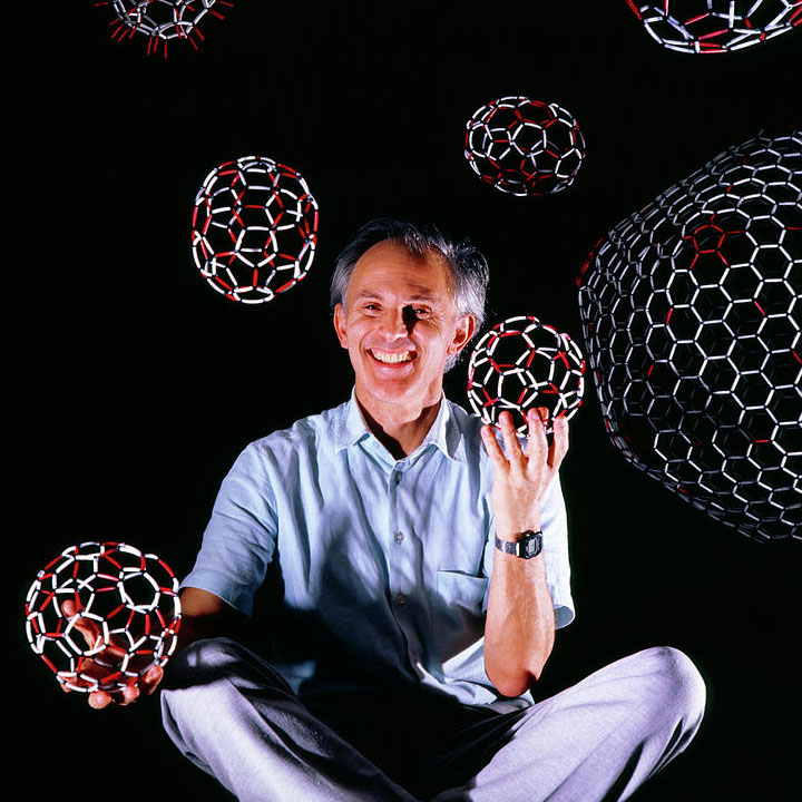 Harry Kroto met modellen van fullereen buckyballs.