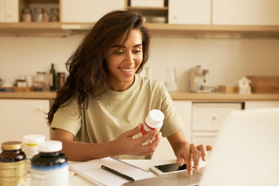 Een vrouw van middelbare leeftijd bekijkt C60-supplementen in een gezondheidswinkel.