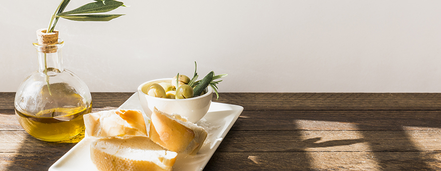 Podnos s olivami a EVOO olivový olej Podnos s olivami a EVOO olivový olej