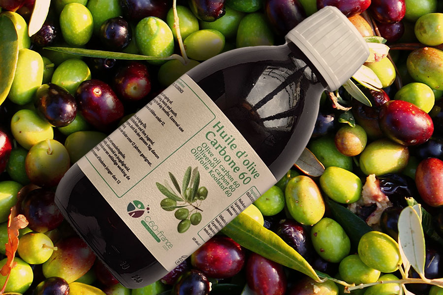 Eine Person hält eine dunkelbraune Flasche mit Carbon 60 EVOO.