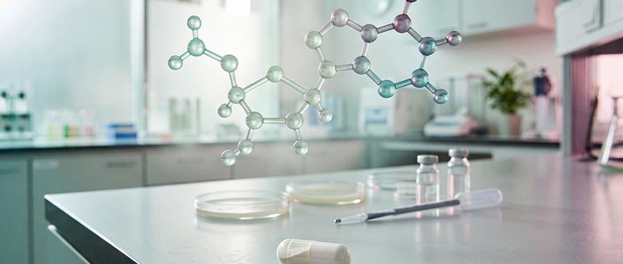 NMN pour la longévité : adulte actif de plus de 50 ans prenant une gélule de NMN de 300 mg avec de l'eau dans une cuisine lumineuse le matin