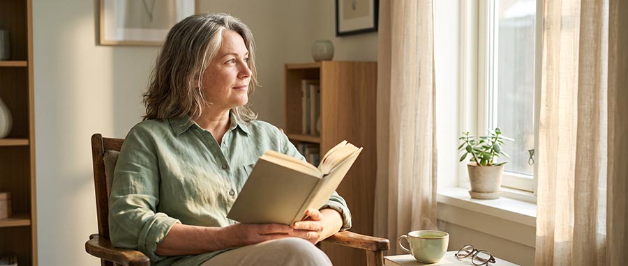 Lettura del libro Lifespan di David Sinclair con un tè al mattino, un approccio curioso alla scienza della longevità
