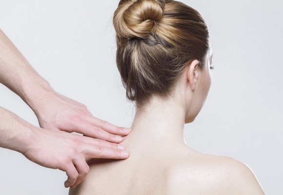3 spezielle ätherische Öle für Rückenschmerzen